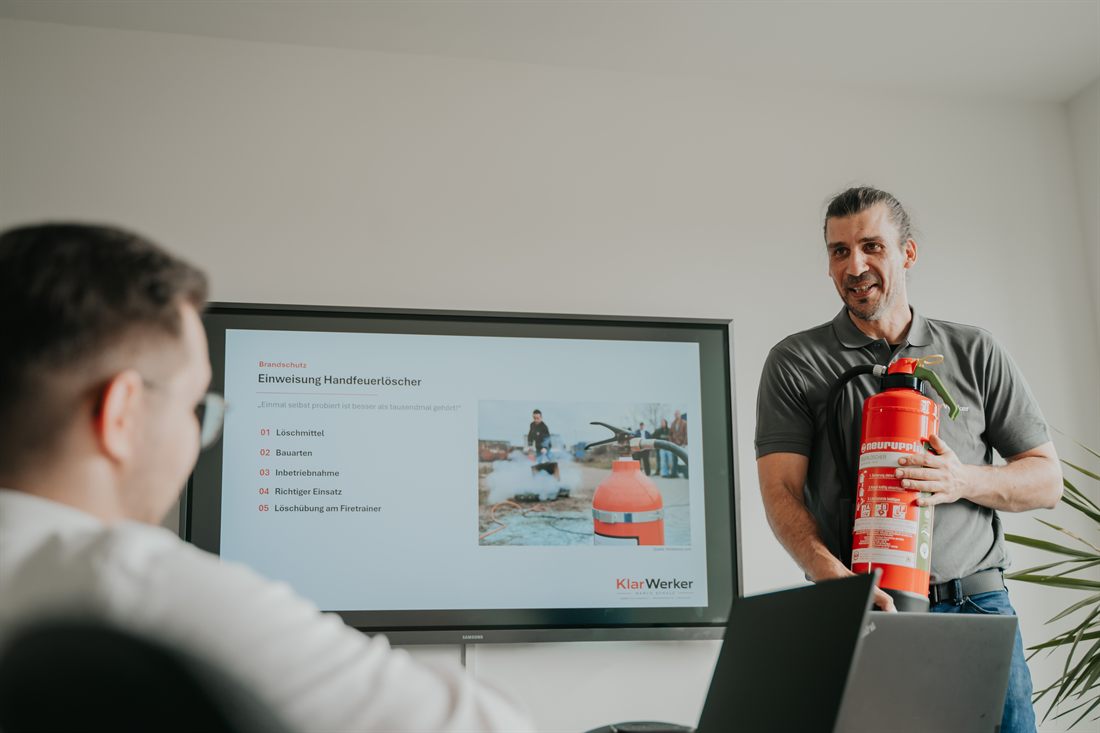 Marco Schulz begleitet einen Teilnehmer beim praxisnahen Training am Bildschirm