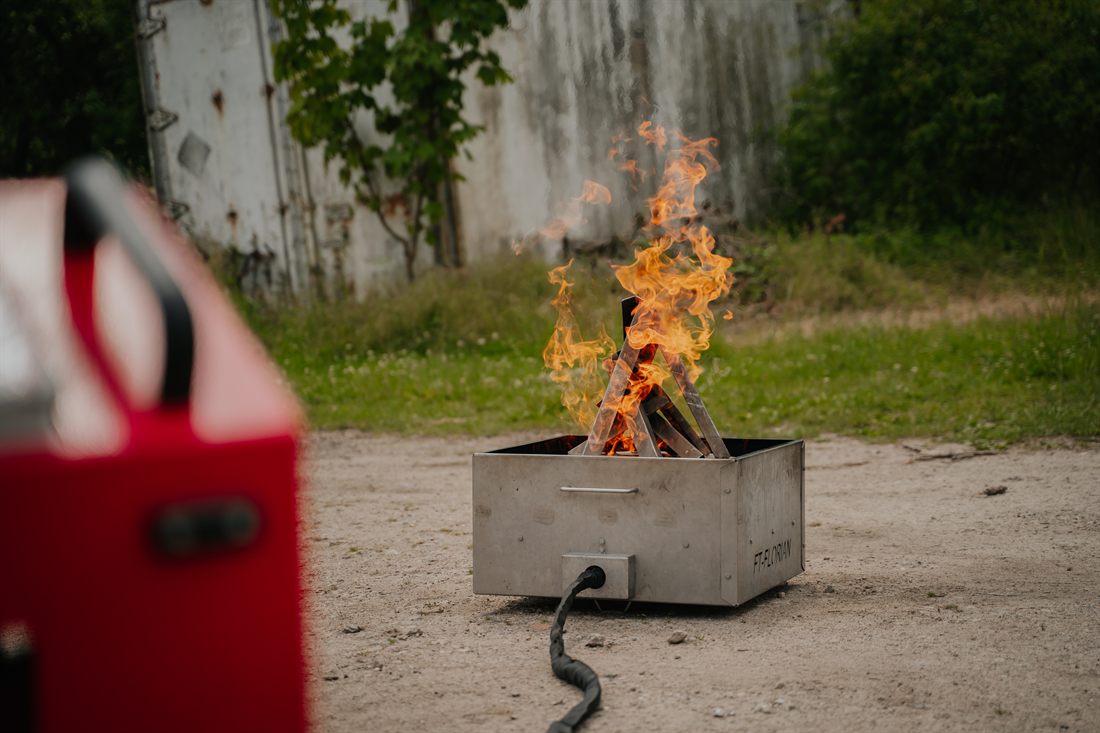 Löschtraining mit echtem Feuer – Üben des sicheren Umgangs mit dem Feuerlöscher im Freien